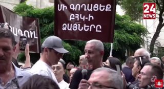Армянская оппозиция начала голодовку у здания ЦИК в Ереване: среди участников — боксер Акопкохян в майке с Путиным