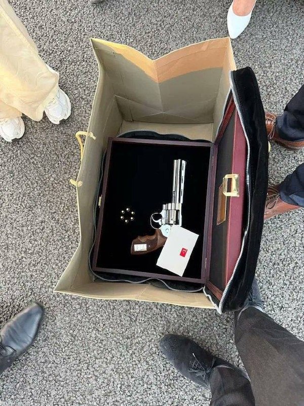 В багаже премьера Бельгии обнаружен револьвер от Эрдогана после саммита НАТО в Анкаре