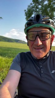 Никол Пашинян показывает участок под строительство стадиона в Иджеване