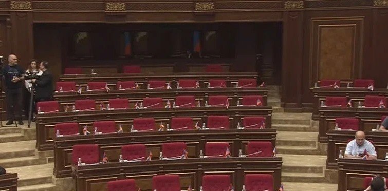 Оппозиция бойкотирует сессию парламента Армении: в Капане следят за развитием событий