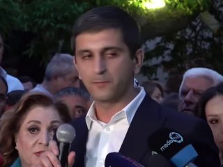 В Капане сторонники проигравших кандидатов вышли к ЦИК с акцией протеста