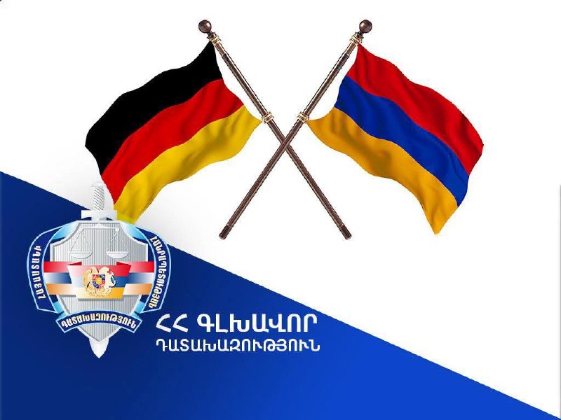 Генеральный прокурор Армении подписывает документы