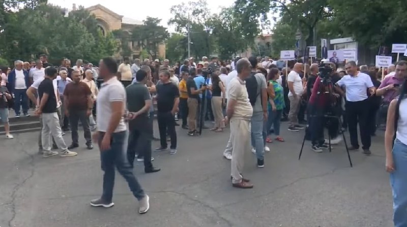 В Капане оценили малочисленность митинга оппозиции перед Конституционным судом